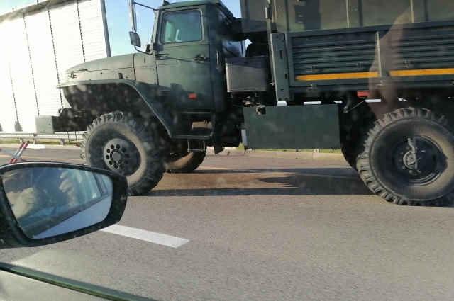 По Крымскому мосту так просто не проехать: часть полос перекрыта военной техникой, многие автомобили останавливают и досматривают