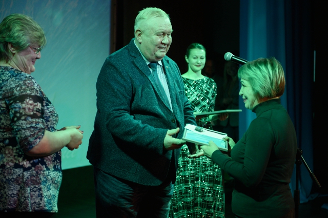 Бессменный директор Андрей Фёдоров вручает сотрудникам грамоты за добросовестный многолетний труд. 