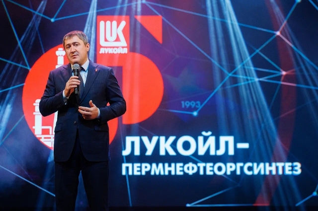Дмитрий Махонин поблагодарил нефтепереработчиков за их труд.