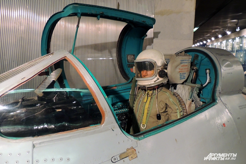 Модель МиГа с лётчиком в музее завода