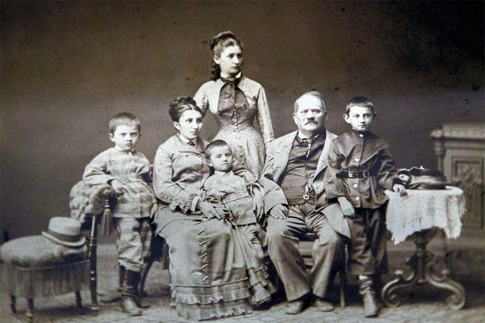 Семейство Щусевых в конце 1870-х годов.