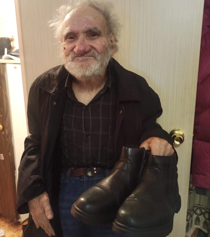 Анатолий получил в подарок ботинки и другую одежду от нашей читательницы.