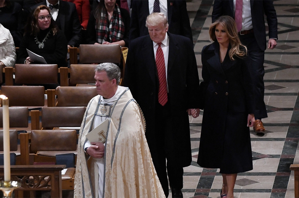 24 декабря 2018 г. — Вашингтон, округ Колумбия, США — Президент США Дональд Дж. Трамп и первая леди Мелания Трамп посещают рождественскую службу в Вашингтонском национальном соборе в Вашингтоне.