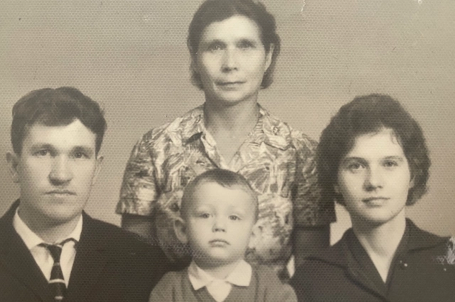 Дина Камышева с мужем, мамой и сыном. 