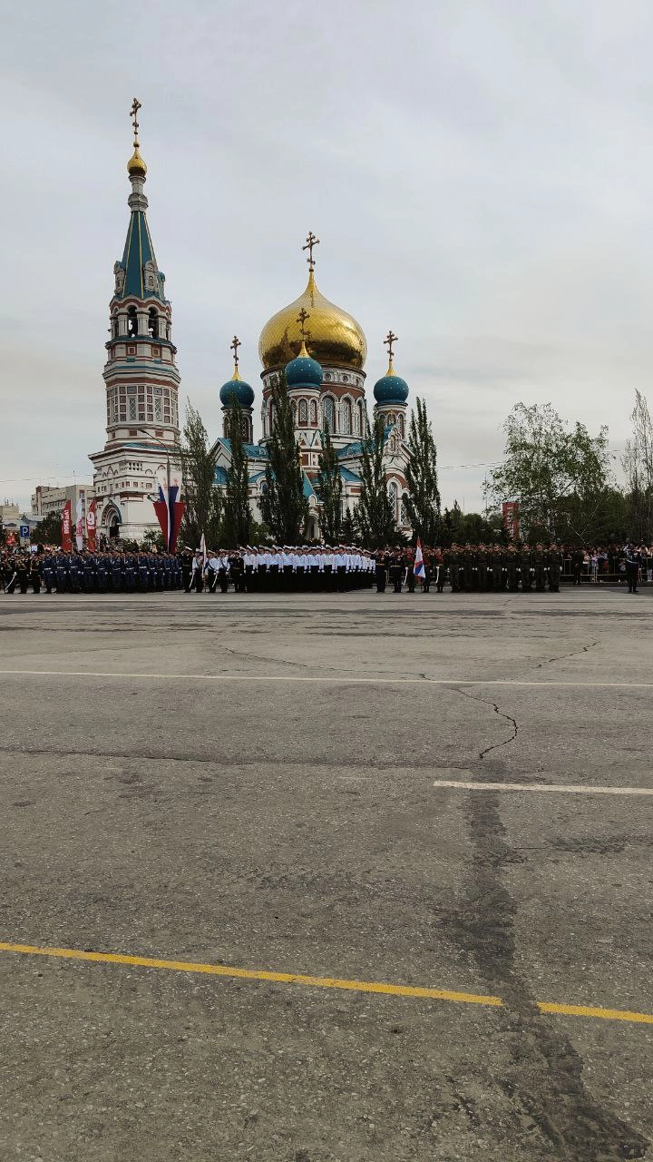 Несмотря на пасмурное небо, тысячи омичей собрались на параде.