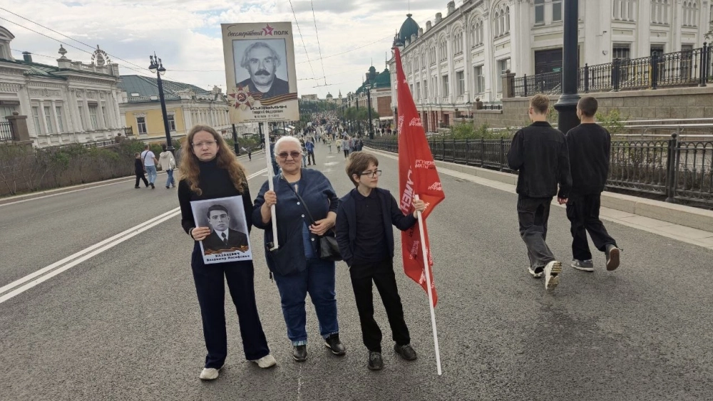 На Бессмертный полк омичи шли целыми семьями!