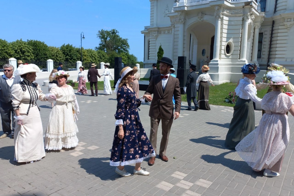 Под звуки музыки...