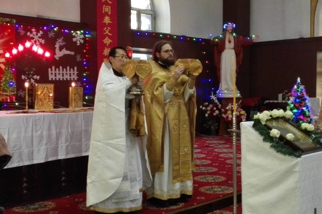 Русские посещают православные церкви в Китае.