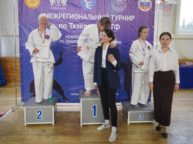 Вот такая искренняя радость на пьедестале почёта.