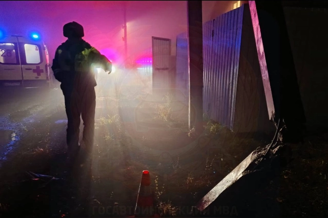 Машина впечаталась в столб.