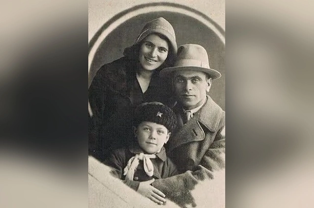 Маленький Вилор с мамой и отцом. 