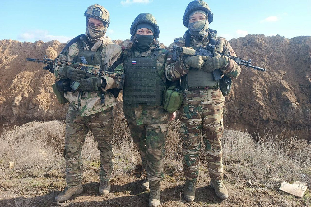 Ласка с боевыми товарищами.