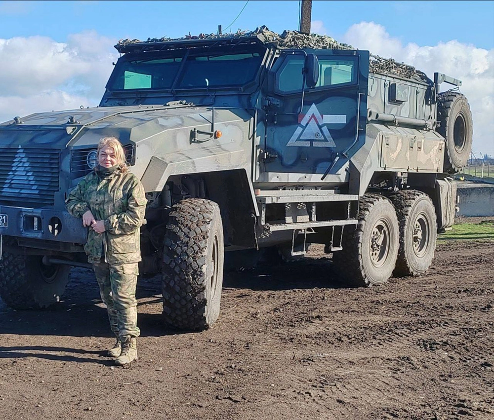 Санинструктор из батальна «БАРС-32» с позывным Ласка на позиции.