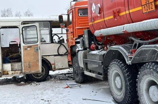 Автобус с пассажирами после столкновения с грузовиков влетел в бензовоз.