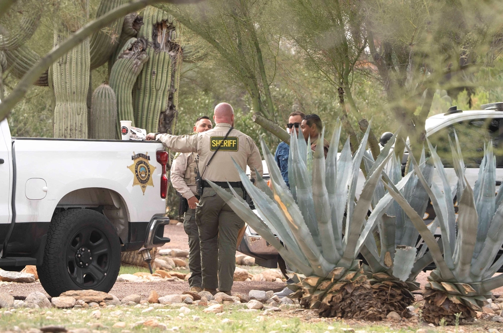 Сотрудники шерифа округа Пима возле дома Нэнси Гатри.