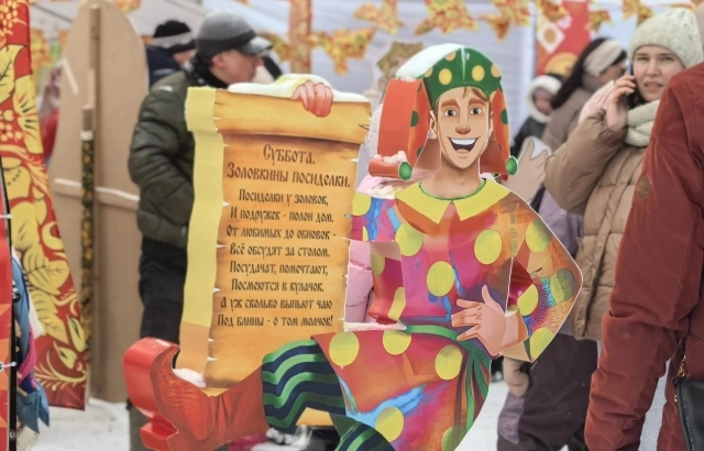 На площади можно было узнать интересные факты про Масленицу.