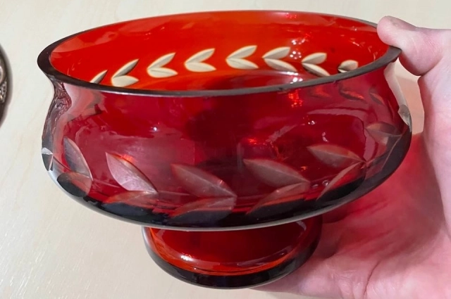 Конфетница сегодня используется в качестве кашпо для цветов. 