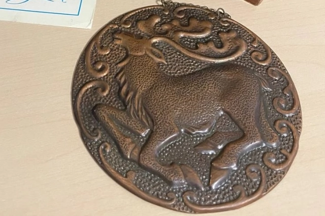 В 60-х и 70-х годах чеканки были модным украшением интерьера.