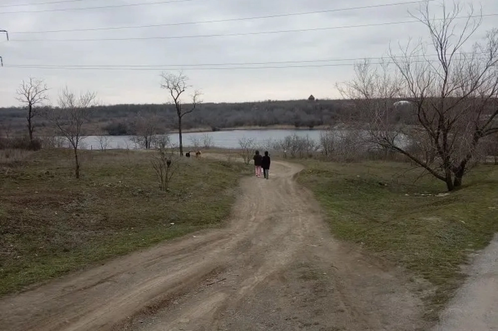 У водоёма в посёлке ХБК местные жители любят гулять.