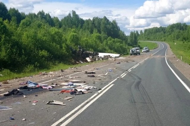 Из-за жуткой аварии пришлось ограничивать движение на дороге.