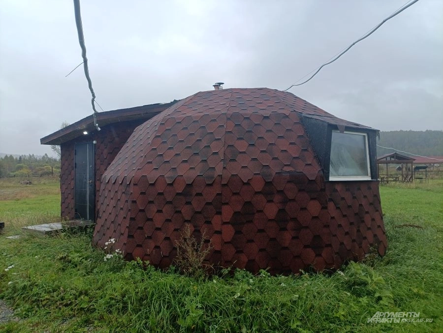 В таком домике ночевала семья Усольцевых.