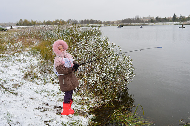 Оля Синцова ловила рыбу наравне со взрослыми.