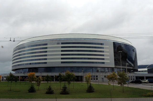 Минск-Арена это целый спорткомплекс, включающий в себя не только хоккейную площадку, но и велотрек, дорожки для конькобежцев, два малых тренировочных катка и дорожки для кёрлинга