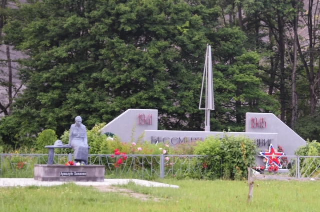 Памятник Аршалуйс Ханжиян рядом с воинским мемориалом на месте братской могилы в урочище Поднависла.