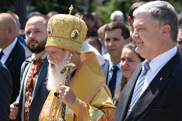 Глава Украинской православной церкви Киевского патриархата патриарх Филарет (слева) и президент Украины Петр Порошенко на праздничных мероприятиях в Киеве, приуроченных к 1030-летию Крещения Руси. 28 июля 2018 г.