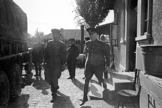 Арест диктатора Иона Антонеску (справа). Ион Антонеску - румынский государственный деятель, маршал, премьер-министр и кондукэтор (аналог фюрера) Румынии в 1940—1944 годах.