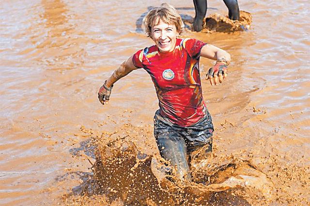 Грязь не помеха для настоящих физкультурников. 