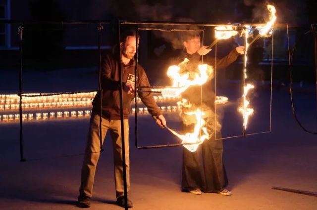 Участники акции зажгли на ул. Сибирской огненные буквы. 