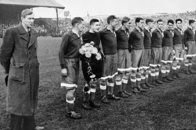 Команда «Динамо» перед игрой с футболистами «Челси», 1945 год.