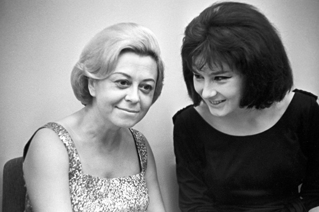 Итальянская актриса Джульета Мазина и советская актриса Татьяна Лаврова. 1963 г.