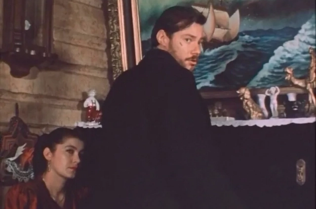 В фильме «Место встречи изменить нельзя» есть сцена, в которой Володя Шарапов (актёр Владимир Конкин) играет на пианино.