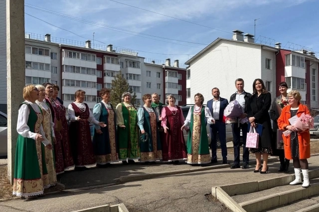 Сотрудники компании, где Нина Подрезова работала последние 10 лет перед уходом на пенсию, прибыли поздравить её с юбилеем.