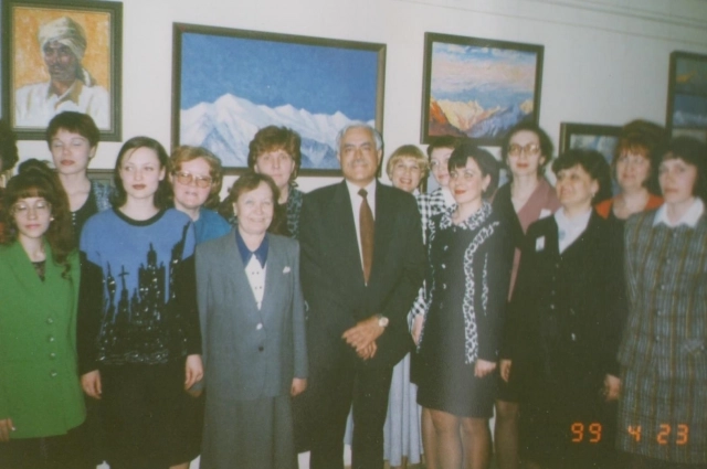 1999 год. Министр посольства Индии, директор Культурного центра им. Д. Неру г-н Ашок Саджанхар с коллективом библиотеки им. Горького.