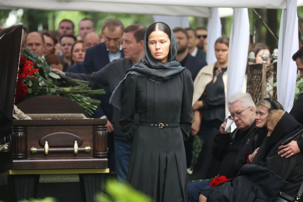 Полина Копылова на похоронах Романа Старовойта.