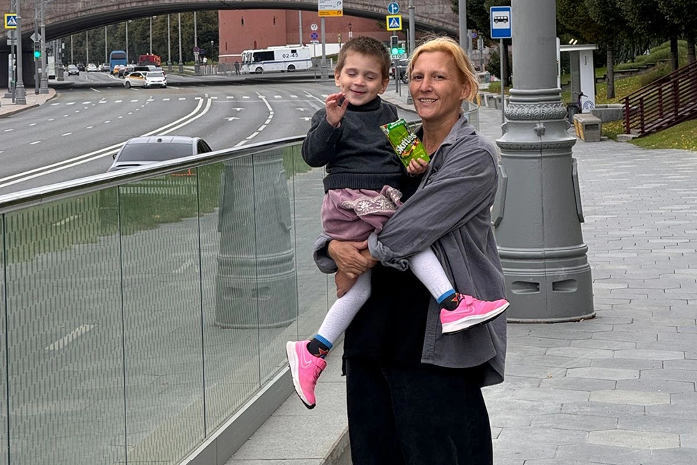 Надежда и 4-летняя Майя в Москве.