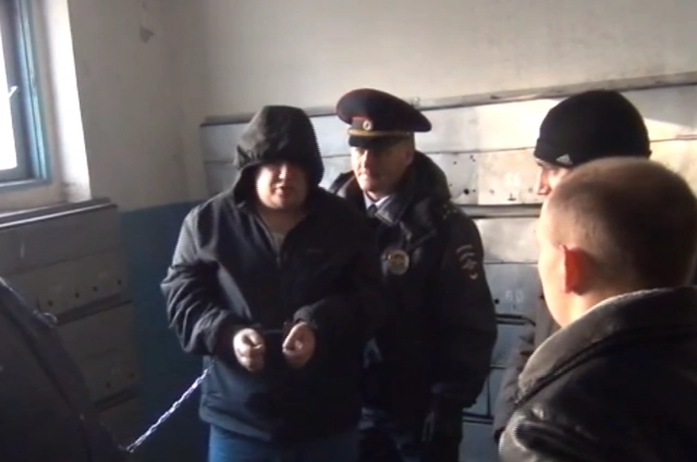 Роман К. во время проведения следственного эксперимента.