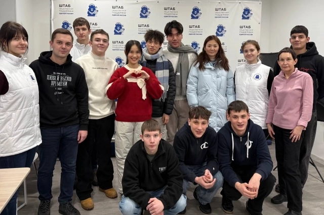 Волонтёры напоили их горячим чаем и расспросили, понравился ли им Мурманск.