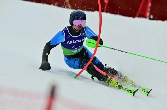 У Алексея врождённая дисмелия правой кисти, на заездах он с одной лыжной палкой в левой руке.