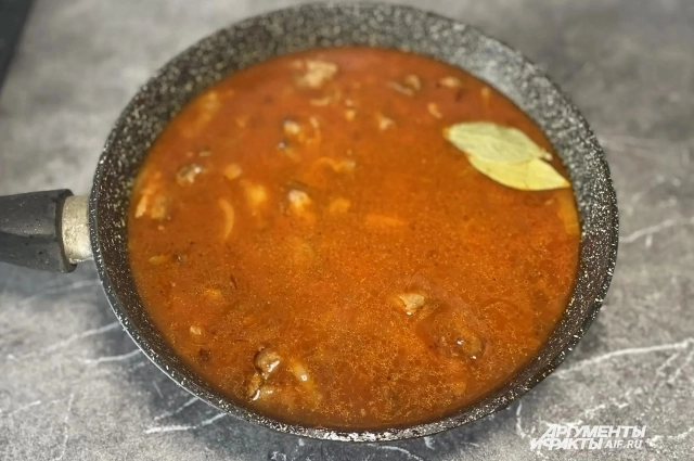 Вода должна полностью закрыть мясо.