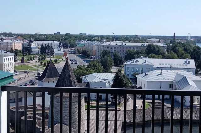Колокольный звон слышен за многие километры отсюда.