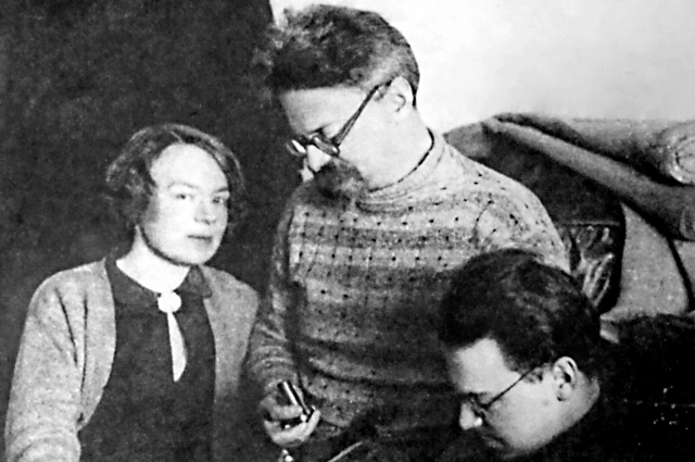 Троцкий со второй женой Натальей Седовой и сыном Львом Седовым в 1928 году