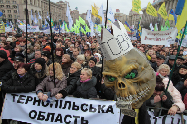 22.11.2010. Участники акции протестуют на площади Независимости в Киеве и возле администрации президента Украины против принятого украинским парламентом налогового кодекса