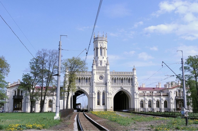 Здание вокзала в Новом Петергофе - одна из самых значимых работ мастера.