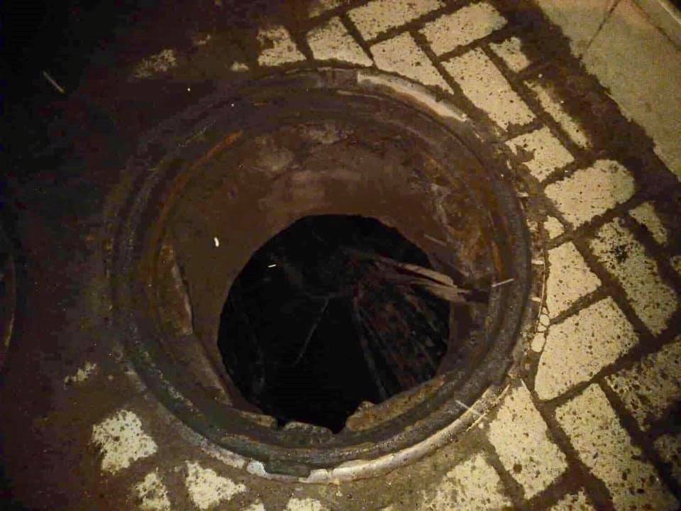 В результате вырвало канализационный люк, который разбил витрину аптеки.