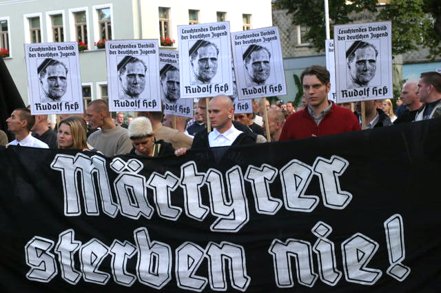 Марш памяти Рудольфа Гесса в Вунзиделе, на баннере надпись «Мученики не умирают». 2004 г.