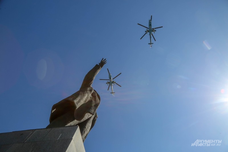 Ударные вертолеты над памятником Ленину